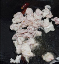 黄瓜肉片,温油下辣椒,辣椒变成棕红色立刻下肉片炒开