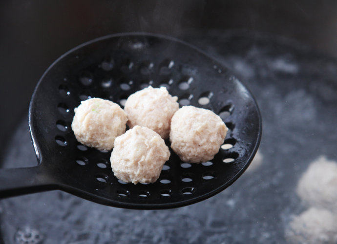 青菜肉丸汤 ,待肉丸煮熟后用漏勺捞出,泡入凉水中,待肉质更紧实。
