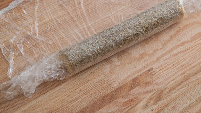 明星款零食-法式切达芝士咸饼干,再将面团裹上保鮮膜放入冰箱,冷藏放置30分钟