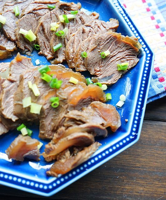 卤牛腱肉,卤好的牛腱切好后,可以拌油<a style='color:red;display:inline-block;' href='/shicai/ 62'>辣椒</a>,放入葱花、香菜、芝麻,蒜蓉。芝麻油拌匀,会更加的香。