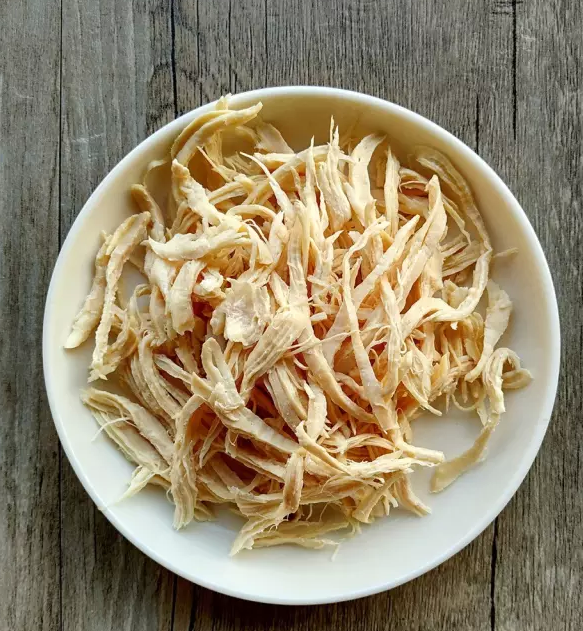 凉拌鸡丝意面,将鸡胸肉横切片，水烧开后，下料酒和生姜，再放鸡胸肉水煮五分钟左右。然后取出来撕成丝。