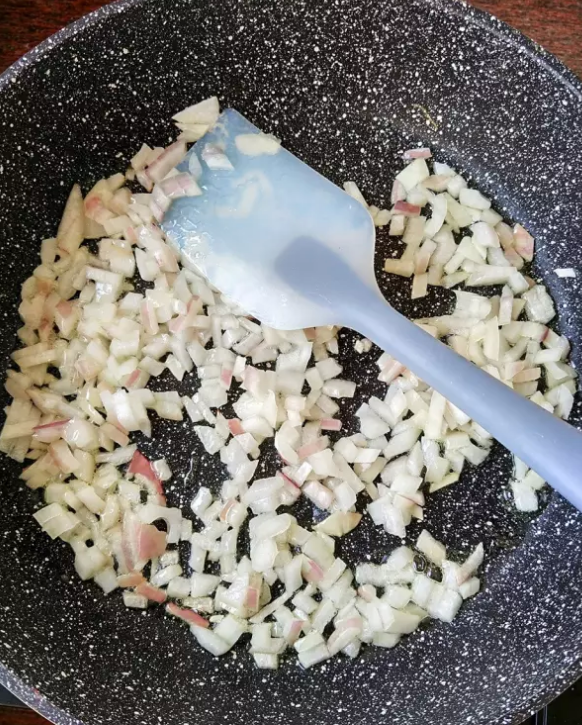 土豆可乐饼(健康版),不粘锅加热,倒入适量油,加入洋葱炒香,炒个一分钟