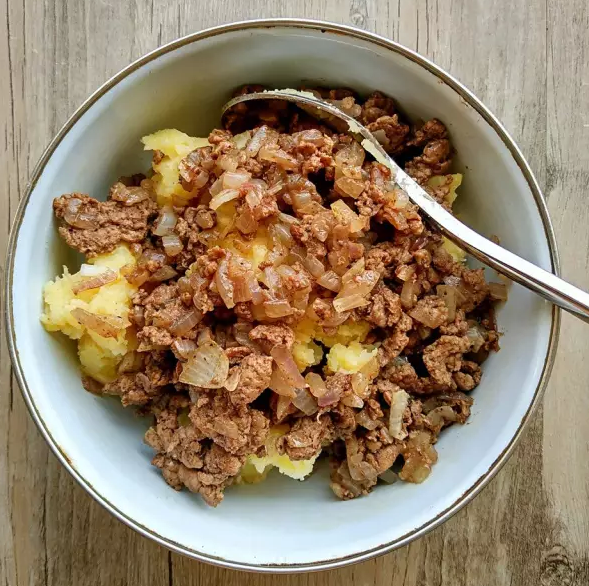 土豆可乐饼(健康版),将炒好的洋葱牛肉和土豆泥混合在一起。