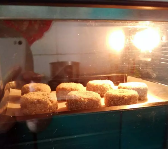 土豆可乐饼(健康版),烤箱提前预热200°后,烤十五分钟左右。