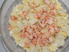 炸虾马铃薯混血可乐饼,将晾凉的虾与土豆泥和鸡蛋混合,放入盐和<a style='color:red;display:inline-block;' href='/shicai/ 134333'>黑胡椒</a>,用筷子拌一下就ok啦