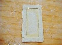 香蕉派,松弛好的每一张飞饼切成上下两片和边条四段