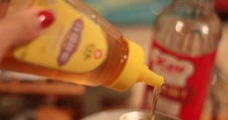 日式照烧鸡排饭,用新的碗调制照烧汁,蜂蜜5勺,生抽5勺,料酒2勺,少许水,搅拌均匀,使之蜂蜜不在沉底