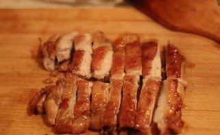 日式照烧鸡排饭,将鸡腿肉切成长条即可,放在米饭上并淋上照烧汁,并将之前拌好的西兰花和胡萝卜放在盘边一起享用~太美味了