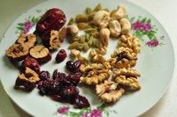 八宝饭,准备干果。枣去核,核桃去壳。