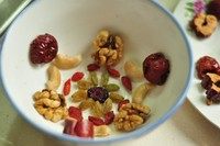 八宝饭,圆底碗内壁擦一层猪油,把干果摆进去摆出造型。