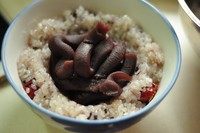 八宝饭,糯米饭舀进去压实,中间挖一个洞,挤入豆沙,手沾点水把豆沙压实。