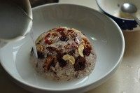 八宝饭,淋上热八宝饭,并且撒点桂花。