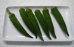 秋葵刺身,<a style='color:red;display:inline-block;' href='/shicai/ 70'>秋葵</a>洗净,提前准备冰水待用。