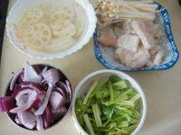 鱿鱼藕片麻辣香锅,把食材全部处理好（泡发的鱿鱼改成花刀，<a style='color:red;display:inline-block;' href='/shicai/ 29'>洋葱</a>，<a style='color:red;display:inline-block;' href='/shicai/ 125'>芹菜</a><a style='color:red;display:inline-block;' href='/shicai/ 234'>金针菇</a>摘选干净切好 ，<a style='color:red;display:inline-block;' href='/shicai/ 30'>莲藕</a>去皮切片后泡入水中以免变黑）
