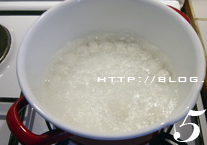 糖不甩,将汤圆放入沸水中煮熟(浮起后再略煮一会儿即可),捞出放入糖浆中拌匀略煮。