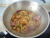 鱿鱼藕片麻辣香锅,倒入芹菜,洋葱和藕片煸炒出香味至断生
