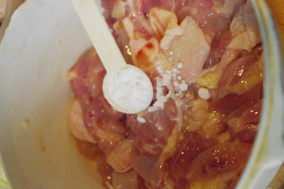 柬埔寨黑椒鸡肉饭,鸡肉块先用腌鸡料A腌制30分钟,上班族可以第一天晚上睡觉前腌制好。放入腌料后请用手给肉做按摩,然后放入冰箱中冷藏,让肉更好入味。