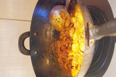 柬埔寨黑椒鸡肉饭,转大火直到将汤汁收浓。吃的时候,先用<a style='color:red;display:inline-block;' href='/shicai/ 92833'>生菜叶</a>铺在盘中,然后铺上一层炒好的洋葱丝,最后倒入鸡块和蘑菇,淋上黑椒汁,伴着米饭吃,超爽哦!一碗饭肯定打不住,减肥人士要小心了。