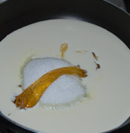 三色贝壳太妃糖,所有材料放入锅中,中火煮开后转小火继续熬煮,至稍微浓稠,边煮边不停搅拌,以免糊锅底
