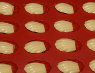 三色贝壳太妃糖,然后放在寒冷处(冰箱冷藏也可),一会糖便非常硬了,然后脱模包糖纸.