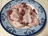 南乳百叶结红烧肉,带皮<a style='color:red;display:inline-block;' href='/shicai/ 428'>五花肉</a>切块,最好挑肥瘦相间(一层肥一层瘦)的猪腩肉