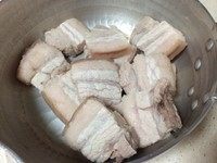 南乳百叶结红烧肉,焯水后用清水冲一下然后控干水分