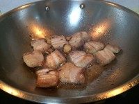 南乳百叶结红烧肉,少量油入锅爆香<a style='color:red;display:inline-block;' href='/shicai/ 37'>姜</a>片,然后加入五花肉中火炒至表面略变色