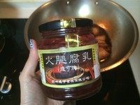南乳百叶结红烧肉,加一块玫瑰腐乳(红色腐乳),一般一斤肉一块的样子