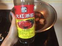 南乳百叶结红烧肉,加一小勺大红浙醋,加了醋的肉比较容易煮软
