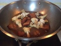 南乳百叶结红烧肉,肉小火煮40分钟左右加入百叶结,水不多时可添热水,试试味道稍微调整一下咸淡