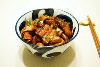 南乳百叶结红烧肉,加入百叶结后大火煮滚转小火20分钟,开锅盖,大火收汁,汁快干时肉的颜色就会变得十分红亮,最后撒一小把葱花装饰
