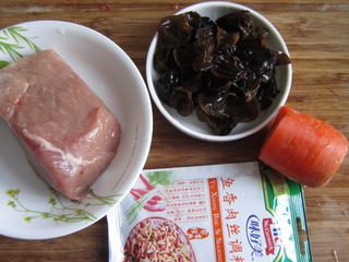 家常鱼香肉丝,原料备用。