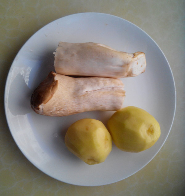 土豆片烧杏鲍菇,<a style='color:red;display:inline-block;' href='/shicai/ 23'>土豆</a>去皮洗净