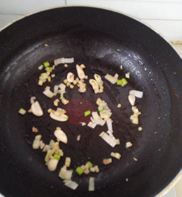 土豆片烧杏鲍菇,锅留少许油,下入葱姜蒜爆香