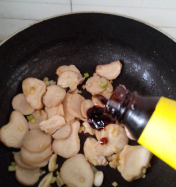 土豆片烧杏鲍菇,下入杏鲍菇翻炒均匀,下入蚝油