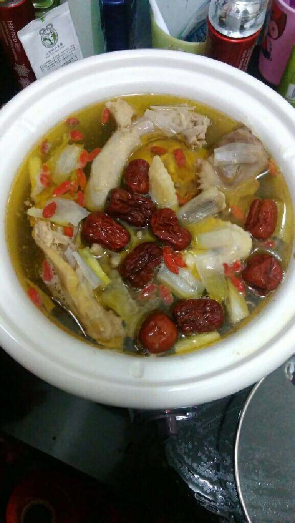 凉拌鸡肉,如图，熬好的鸡汤，熬了两个多小时，把<a style='color:red;display:inline-block;' href='/shicai/ 9601'>鸡腿肉</a>撕下来，待用