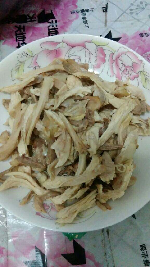 凉拌鸡肉,鸡腿肉撕成条