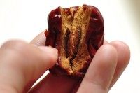 团圆枣,纵向切开扣子，掰开露出枣胡