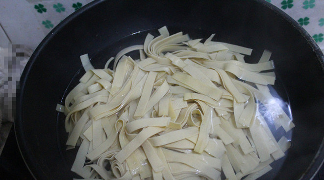 韭菜炒干豆腐,锅里做水,水开后焯干豆腐