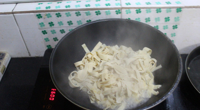 韭菜炒干豆腐,六成油温下干豆腐翻炒,大火