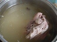 东坡肘子,肘子用火烧一下表面去杂毛,清理干净.锅中放水烧开,肘子过热水,焯一下不要超过2分钟,肘子再次用温水清理一下表面的血沫 锅子清理干净放入肘子加水没过肘子,加入所有配料(除<a style='color:red;display:inline-block;' href='/shicai/ 865'>蜂蜜</a><a style='color:red;display:inline-block;' href='/shicai/ 762'>老抽</a>),大火煮开后转小火煮2-3个小时(视情况而定,煮至7,8分熟,筷子可以插透)