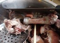 东坡肘子,稍微晾凉,去掉骨头放入盘中