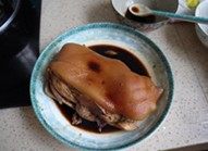东坡肘子,配料中的蜂蜜老抽混合后涂在去骨的肘子肉上面,揉搓一下