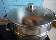 东坡肘子,涂抹好后上笼屉蒸至肘子软烂(时间视肘子熟烂情况而定,喜欢硬一点的减少时间)