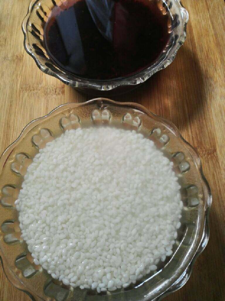 黑米肉松饭卷,<a style='color:red;display:inline-block;' href='/shicai/ 496'>黑米</a>洗净,晚上提前用清水泡好。现磨大米洗净煮前泡半小时。