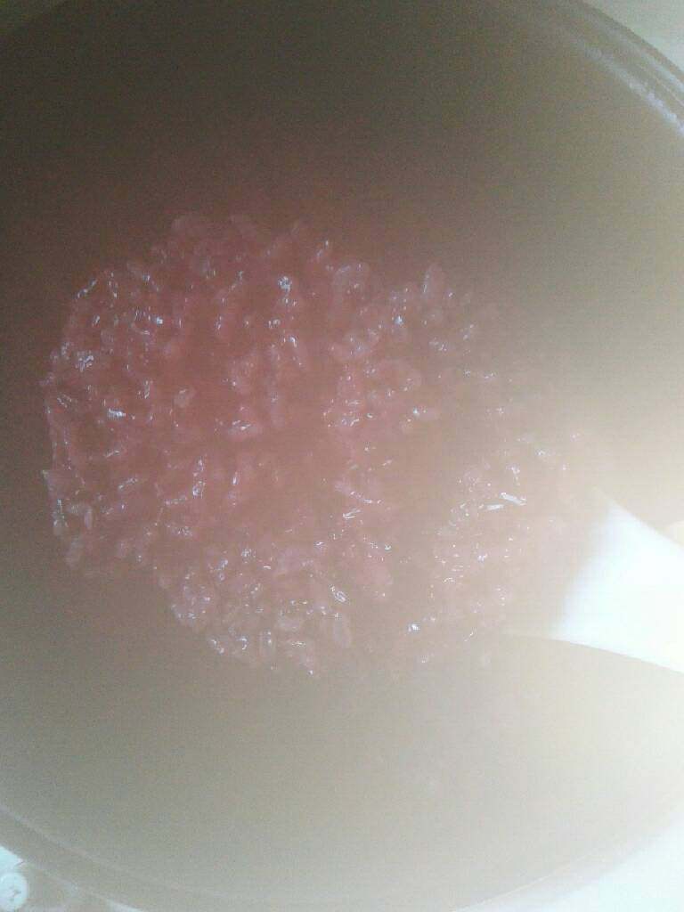 黑米肉松饭卷,放入电饭锅煮成米饭。(软硬自己决定)