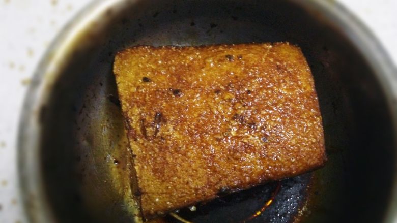 咸烧白(盐菜扣肉),如图。