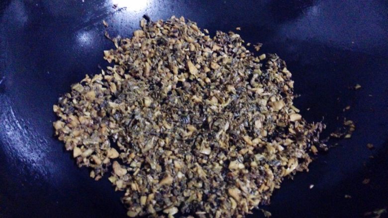 咸烧白(盐菜扣肉),将切过的每片五花肉均匀涂抹适量酱油上色。并把肉片码齐摆放在大碗中,肉皮朝下。