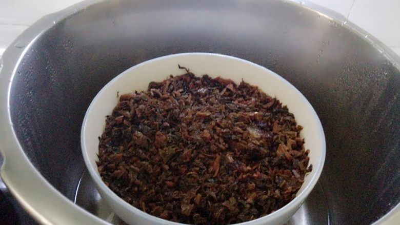 咸烧白(盐菜扣肉),放压力锅蒸三四十分钟,普通蒸锅至少要蒸一小时左右,蒸至五花肉软糯为止。