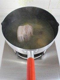 酸菜汆白肉,大火烧开后撇净浮沫,转中火炖煮20-30分钟。